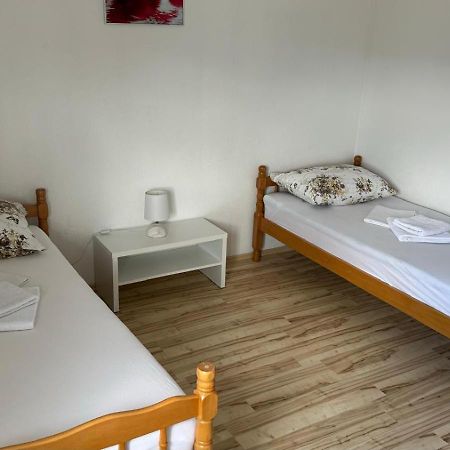 Apartman Malekin Daire Prozor Dış mekan fotoğraf