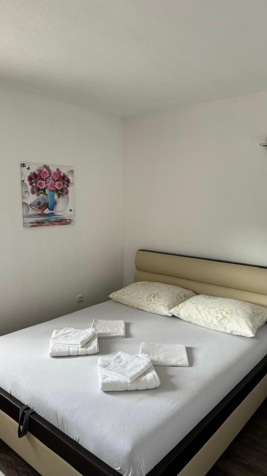 Apartman Malekin Daire Prozor Dış mekan fotoğraf