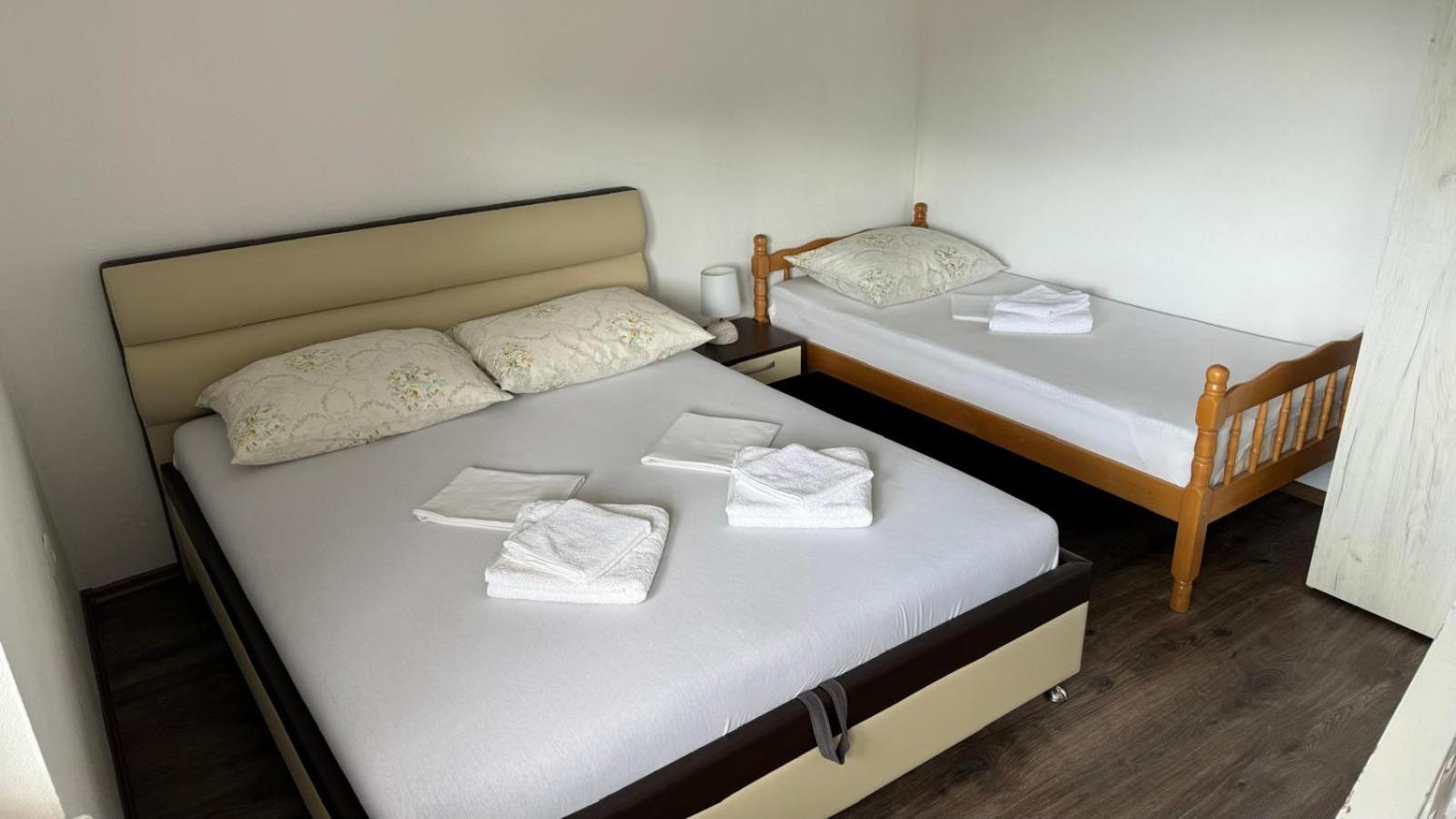 Apartman Malekin Daire Prozor Dış mekan fotoğraf