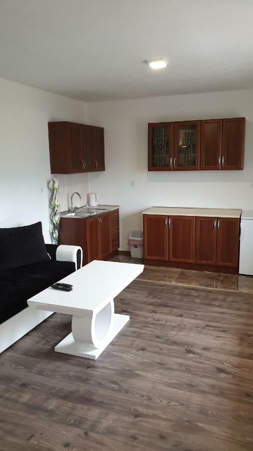 Apartman Malekin Daire Prozor Dış mekan fotoğraf